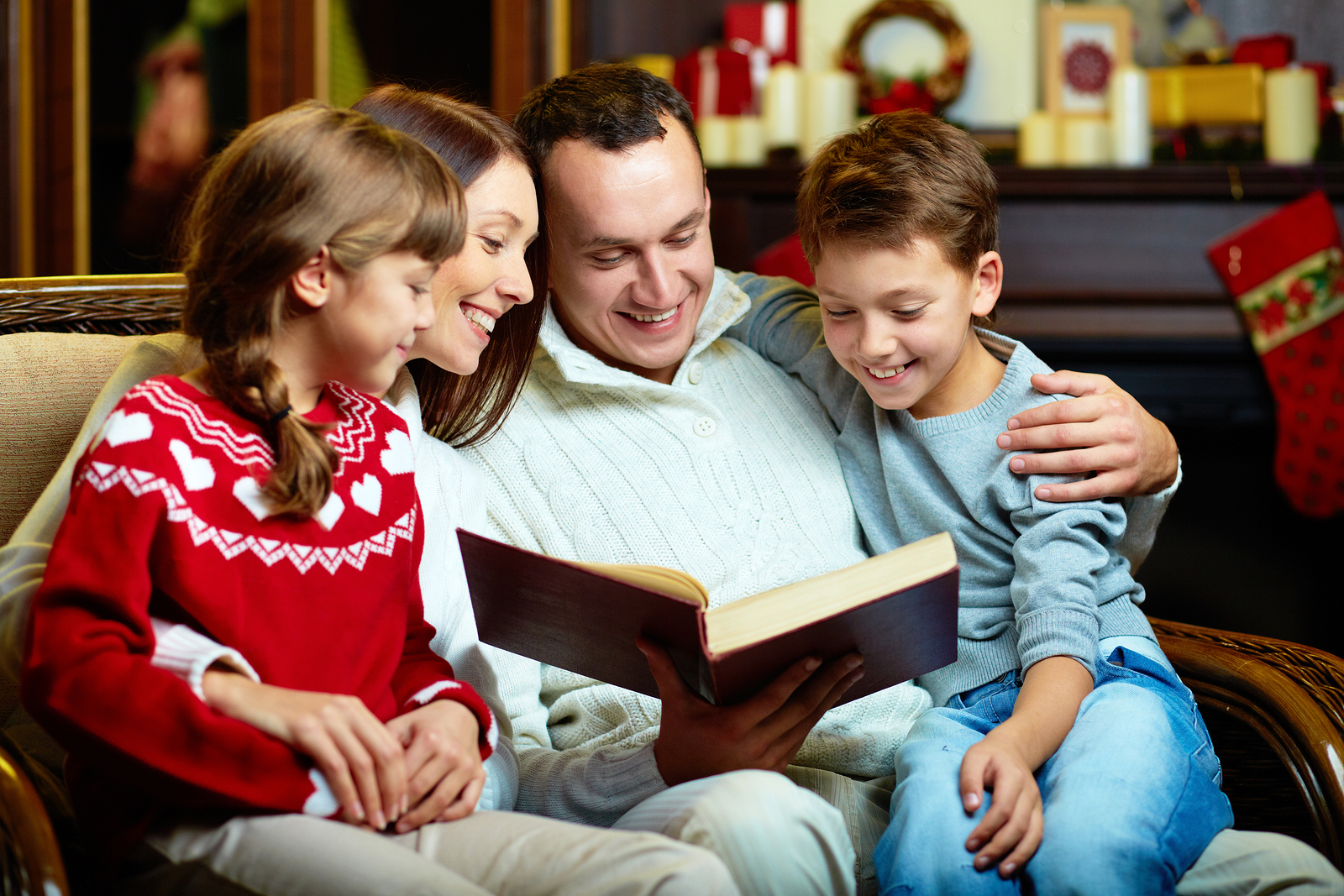 Проявить семейный. Семейные традиции. Семейное чтение. Родители и дети. Современная семья.